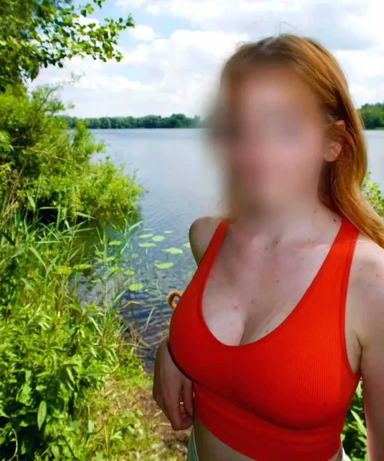 Amira, 29